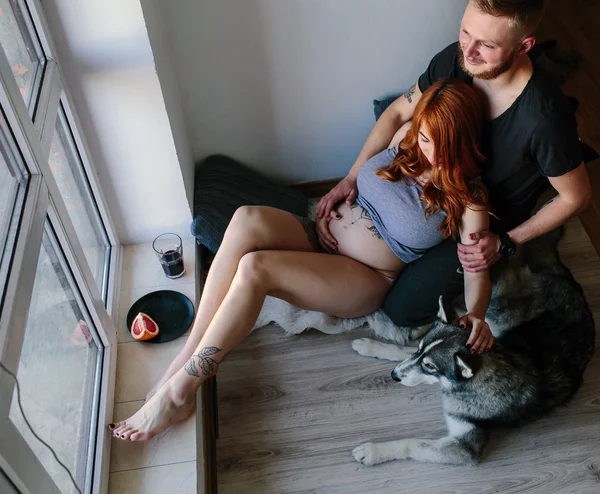 Ung familj och hund — Stockfoto