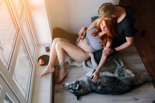 Joven familia y perro — Foto de Stock