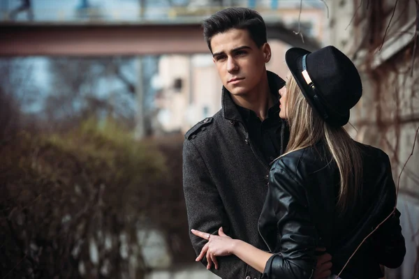 Jovem casal bonito — Fotografia de Stock