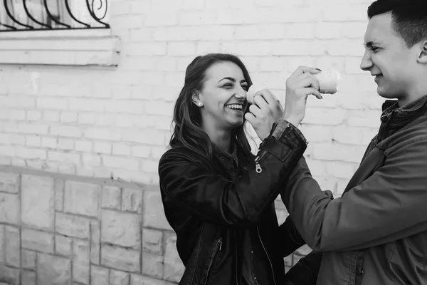 Bonito jovem casal — Fotografia de Stock