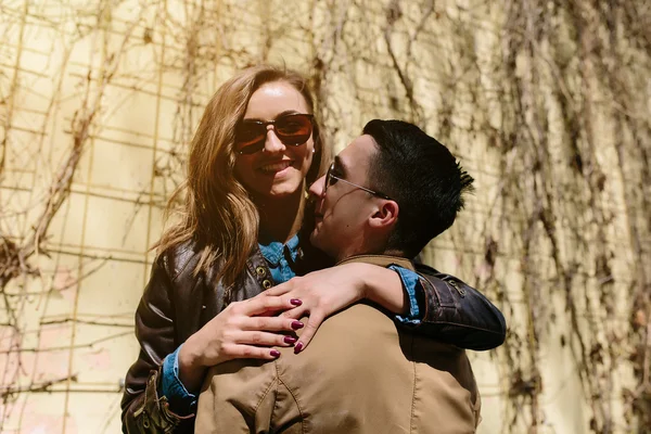 Bonito jovem casal — Fotografia de Stock