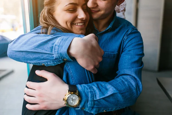 Bonito jovem casal — Fotografia de Stock