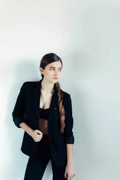 Chica joven en un vestido negro —  Fotos de Stock