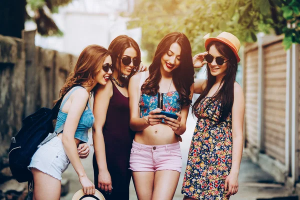 Belle ragazze in città — Foto Stock