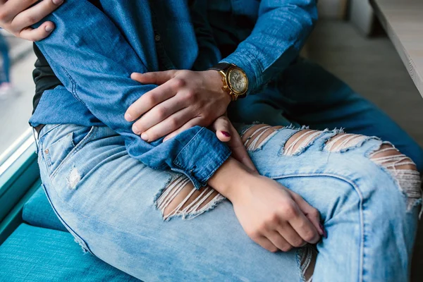 Hermosa pareja joven — Foto de Stock