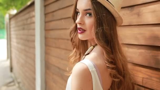 élégant fille marche 
