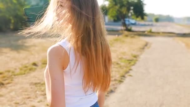 Krásná mladá dívka pózuje — Stock video