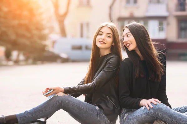 Två unga vuxna flickor — Stockfoto