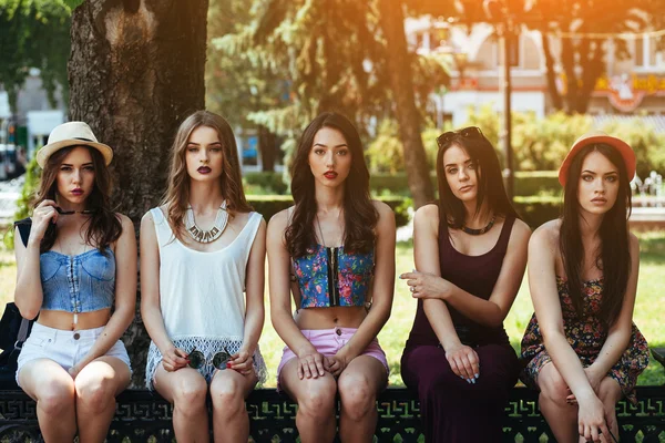 Fem vackra unga flickor — Stockfoto