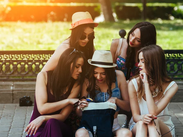 Cinco lindas meninas — Fotografia de Stock