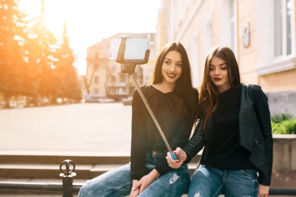 Twee jonge volwassen meisjes — Stockfoto
