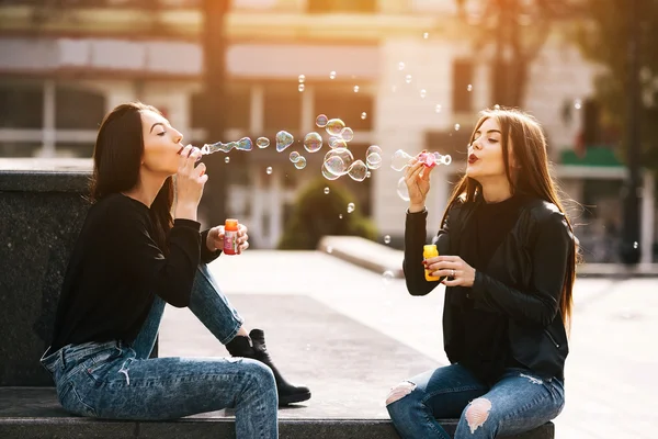 Zwei junge erwachsene Mädchen — Stockfoto