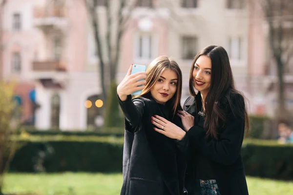 Duas meninas adultas jovens — Fotografia de Stock