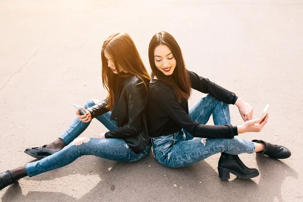 Zwei junge erwachsene Mädchen — Stockfoto
