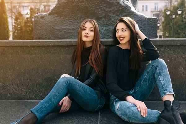 Duas meninas adultas jovens — Fotografia de Stock
