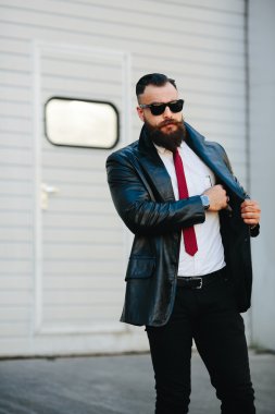 yakışıklı bir adam bir takım elbise