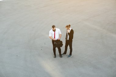 iş yerinde iki iş adamı