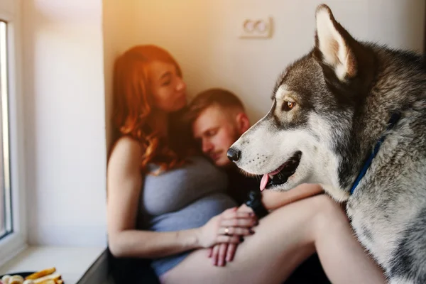 Jovem família e cachorro — Fotografia de Stock