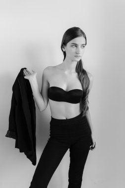 siyah elbiseli genç kız