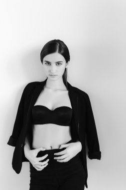 siyah elbiseli genç kız