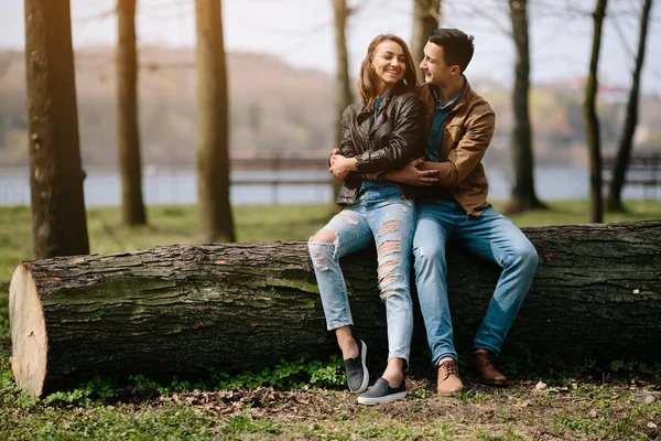 Bonito jovem casal — Fotografia de Stock