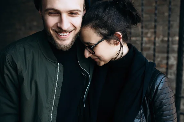 Paar posiert in Backstreet — Stockfoto
