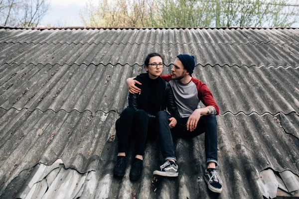 Paar auf dem Dach — Stockfoto