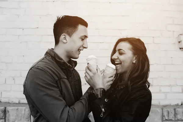 Bonito jovem casal — Fotografia de Stock