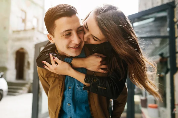 Bonito jovem casal — Fotografia de Stock