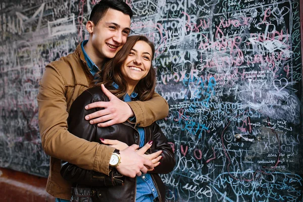 Bonito jovem casal — Fotografia de Stock