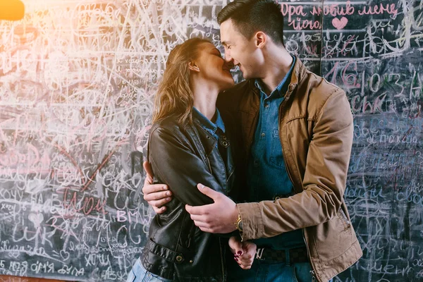 Bonito jovem casal — Fotografia de Stock