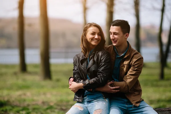 Bonito jovem casal — Fotografia de Stock