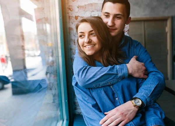 Bonito jovem casal — Fotografia de Stock