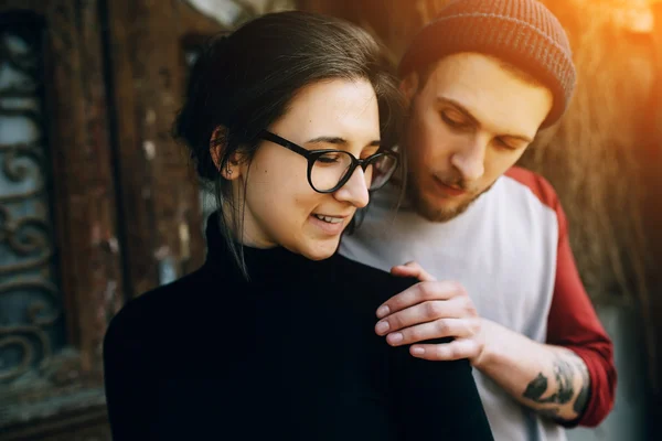 Jovem casal bonito — Fotografia de Stock