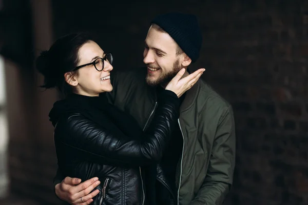 Couple posant dans la rue arrière — Photo