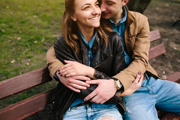 Bonito jovem casal — Fotografia de Stock