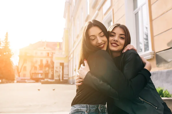 Duas meninas adultas jovens — Fotografia de Stock