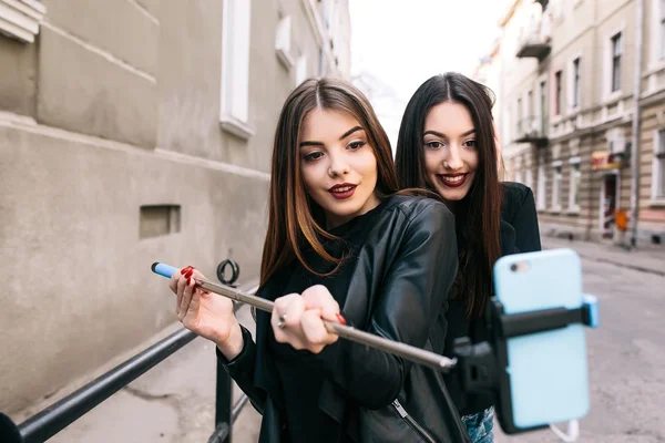 Duas meninas adultas jovens — Fotografia de Stock