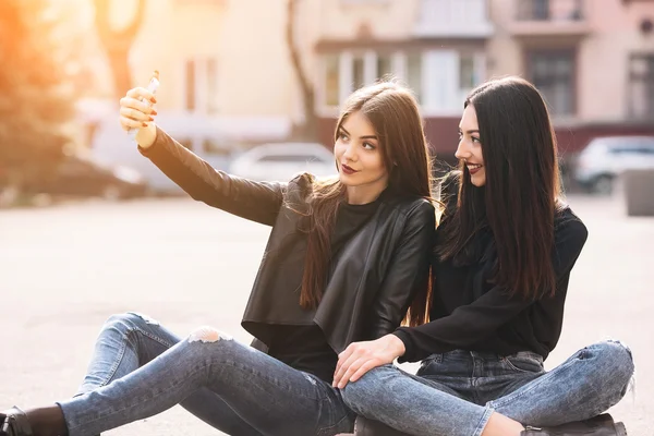 Dos chicas jóvenes adultas — Foto de Stock