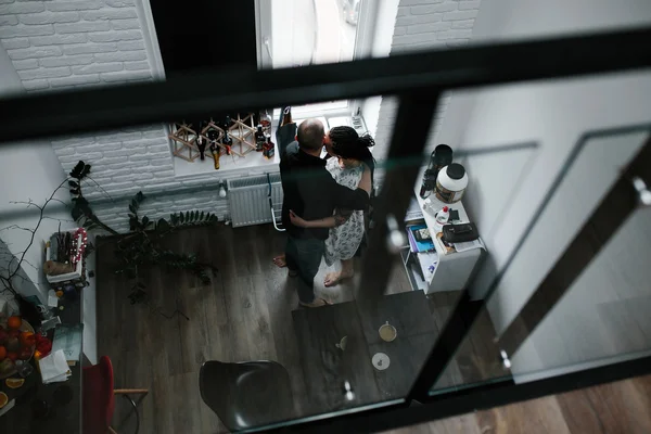 Hombre y mujer en la cocina —  Fotos de Stock