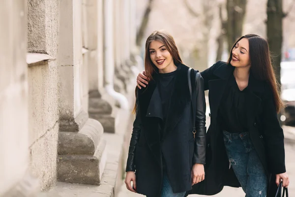 Due giovani ragazze adulte — Foto Stock