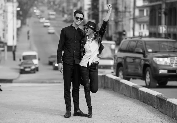 Jovem casal bonito — Fotografia de Stock