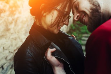 Dalga geçmeyi genç güzel Çift