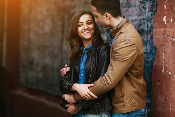 Bonito jovem casal — Fotografia de Stock