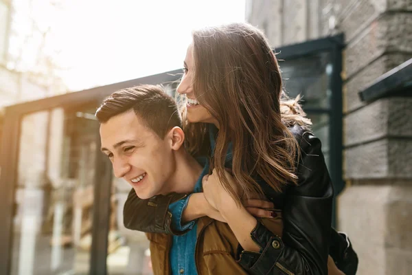 Bonito jovem casal — Fotografia de Stock