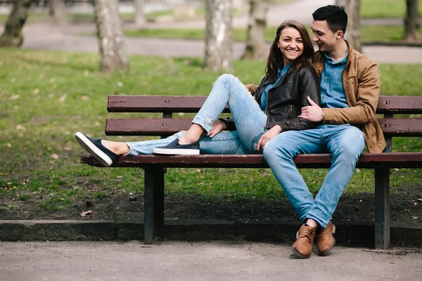 Bonito jovem casal — Fotografia de Stock