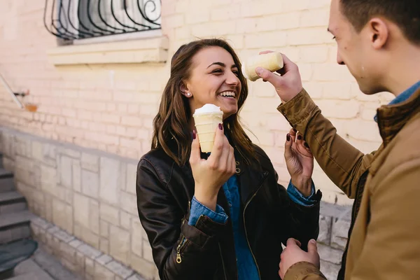 Beautiful young couple — Stock Photo, Image