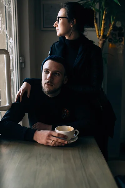 Молодой человек и женщина позируют в помещении — стоковое фото