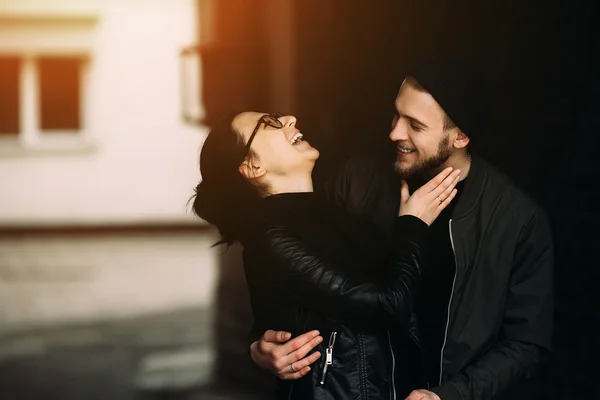 Casal posando no backstreet — Fotografia de Stock