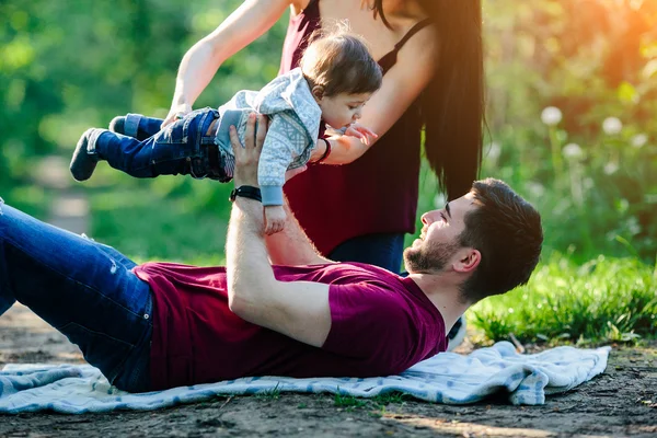 Ung familj med ett barn på natur — Stockfoto